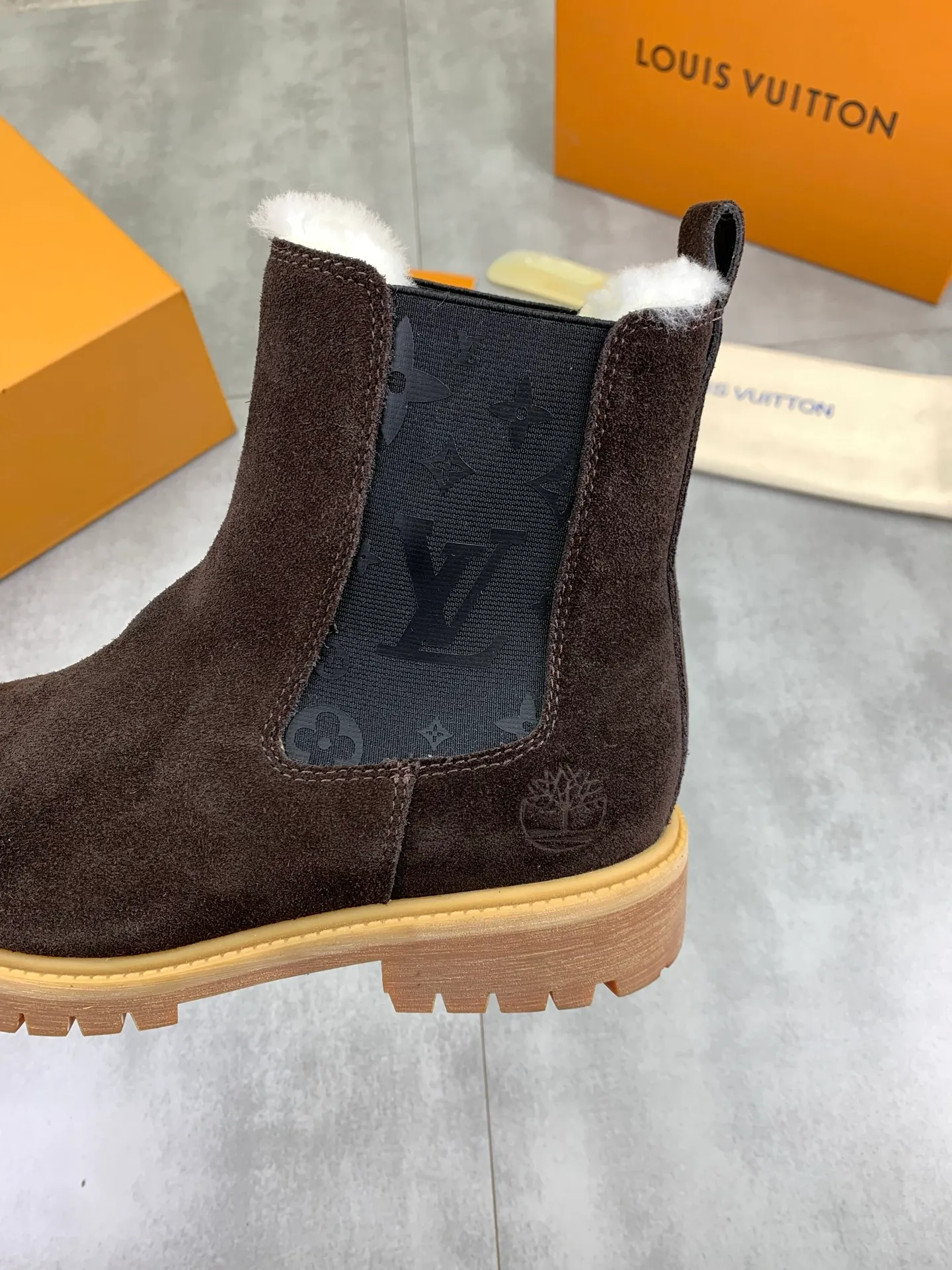 Factory price P900 💰💎💎💎High version of new men's shoes. Purchasing quality◾️◽️LV～Louis Vuitton boots series! by Virgin Abloh The most beautiful sneakers, Lv Brand strongly recommends new products, official website limited edition retro basketball sneakers! Both the high-top and low-top models spent money to purchase 1:1 accurate reproductions of the originals. The details are invincible and full of sincerity. The imported custom-made original frosted cowhide leather is packaged in the same way as the originals. The details are 100% restored. The privately customized originals are combined into a non-slip, wear-resistant and lightweight foam outsole. It is different from other brands. Without the original version, this effect cannot be achieved! L’s best-looking men’s shoes in the past, don’t miss it! Calfskin lining: Imported water-dyed cowhide lining/foot pad Outsole: lightweight foaming and non-slip Size: Men's 39-44 (38, 45 customized, non-refundable)